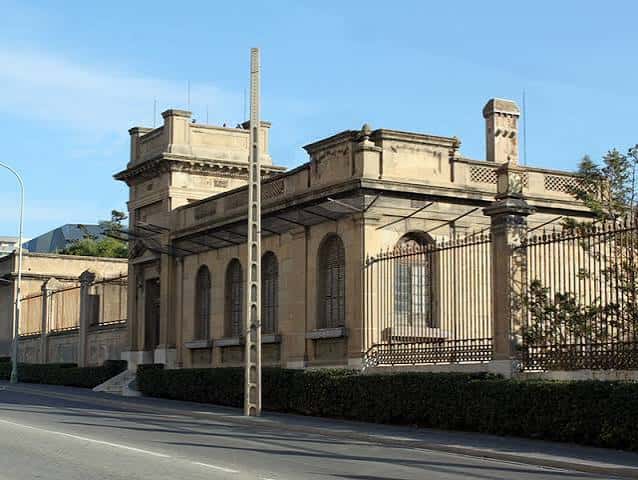 Vista arquitectónica del edificio histórico de la antigua Tabacalera en Tarragona