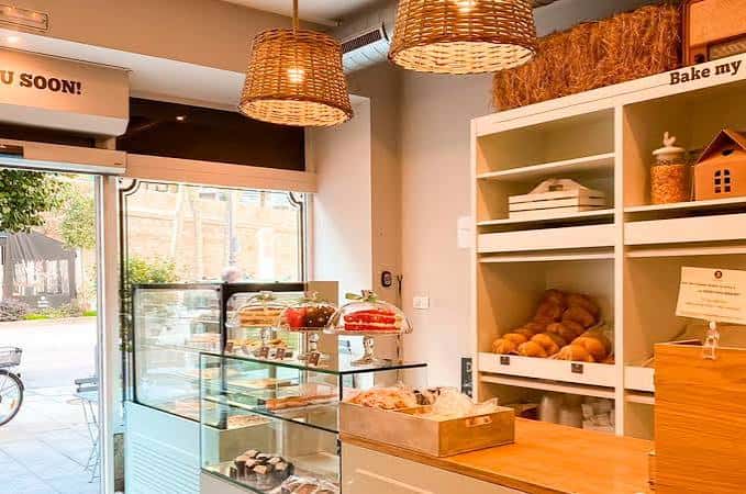 Mostrador de pastelería con vitrina de dulces y estanterías decoradas