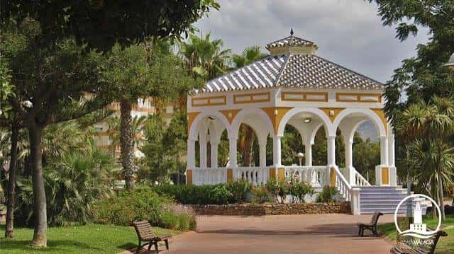 Kiosco de estilo andaluz en el parque junto al paseo marítimo