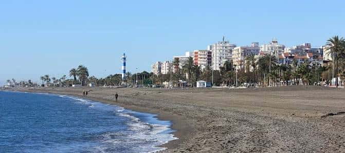 Playa de Torre del Mar con vista al litoral y edificios costeros