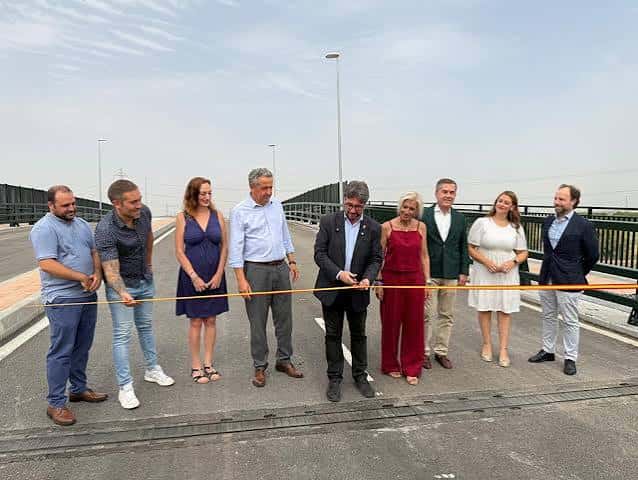 Inauguración del puente en la calle Isaac Albéniz con autoridades