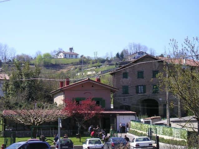 Vista exterior de Borda Txiki con su fachada tradicional y entorno natural