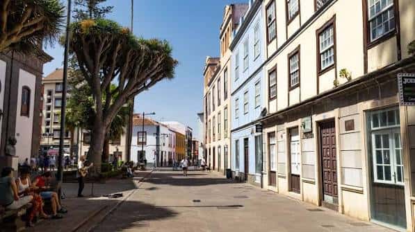 Vista panorámica de la Plaza de los Remedios con sus edificios históricos y árboles característicos