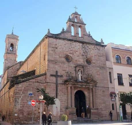 Fachada frontal de la Iglesia de San Francisco de Asís bajo cielo azul, con detalles arquitectónicos barrocos y campanario