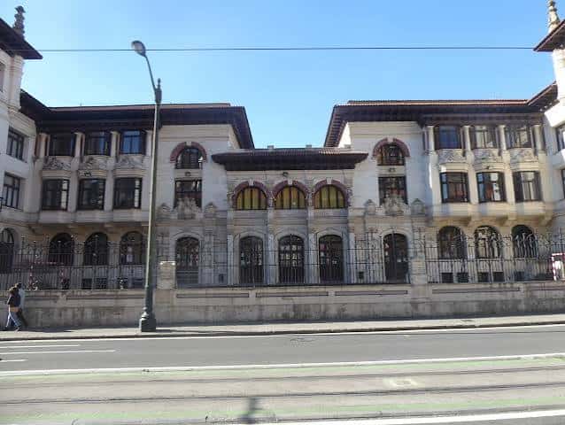 Vista exterior del edificio histórico desde la calle