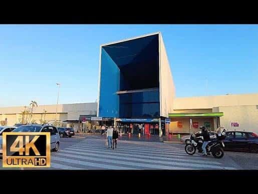 Fachada exterior moderna del Centro Comercial El Paseo en El Puerto de Santa María