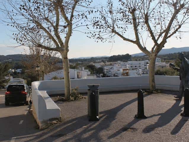 Vista panorámica del Parc Marià Villangómez con la estatua de fondo y el paisaje de Ibiza
