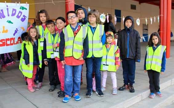 Grupo de alumnos del CEIP Marie Curie posando en el patio durante una actividad escolar