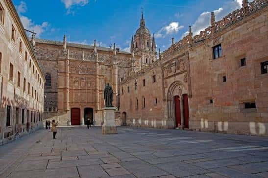 Plaza de la Universidad de Salamanca con fachada histórica y torre al fondo