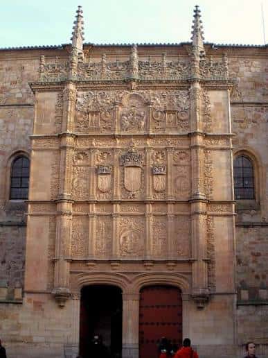Fachada principal de la Universidad de Salamanca con detalles escultóricos góticos