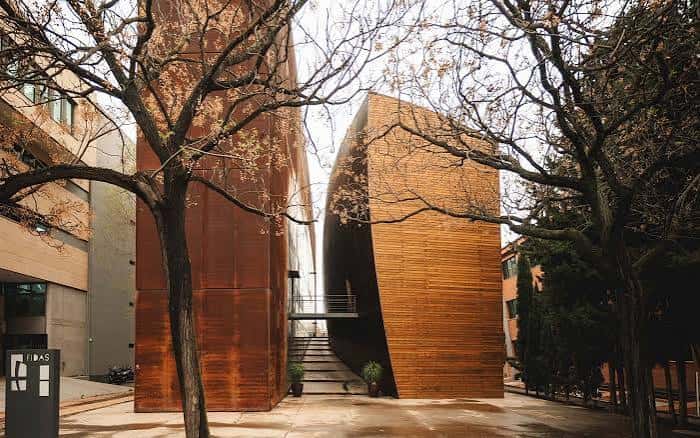 Fachada moderna de la Fundación FIDAS con paneles de madera y acero