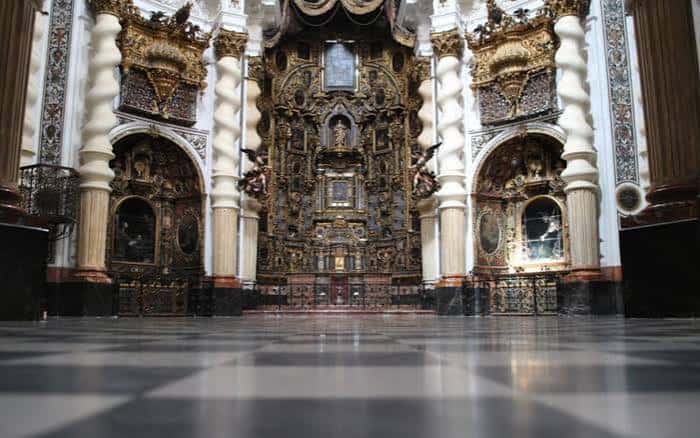 Altar barroco en el interior de un espacio histórico de la Fundación FIDAS