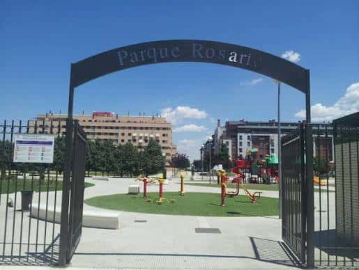 Entrada principal del Parque del Rosario con arco y zona de juegos infantiles