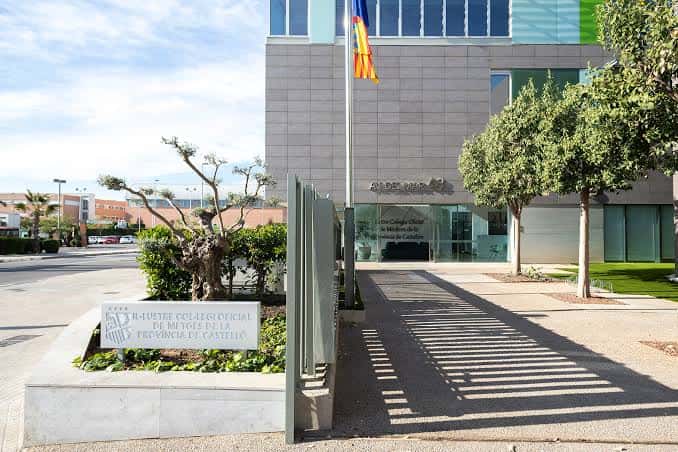 Fachada principal del Colegio Oficial de Médicos de Castellón con la entrada y el letrero institucional