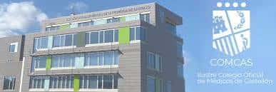Vista exterior del edificio del COMCAS con el logotipo oficial en primer plano
