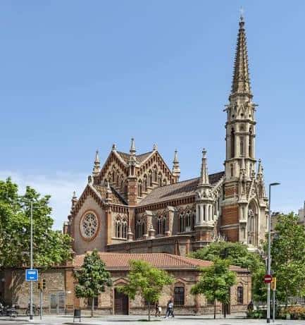 Vista exterior completa de la Parròquia de Sant Francesc de Sales con su característica torre gótica