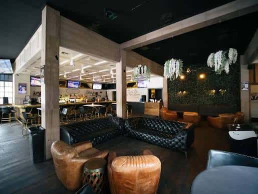 Interior con zona lounge de sofás de cuero y decoración moderna