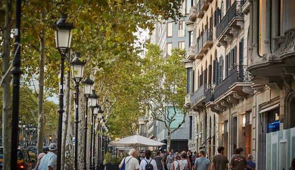 Calle peatonal del Paseo de Gràcia con farolas clásicas y edificios modernos