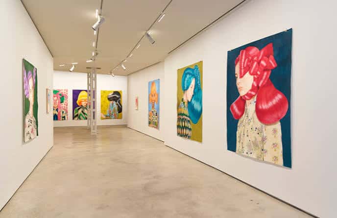 Galería Yusto/Giner en Marbella mostrando una exposición de arte contemporáneo