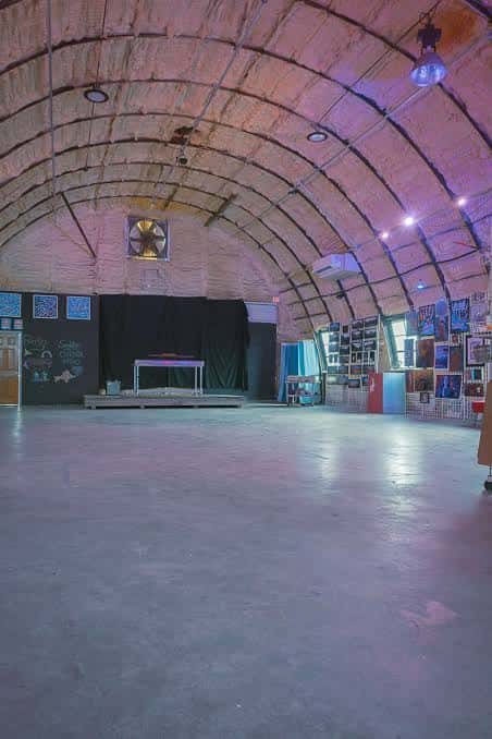 Interior del Factory on 5th mostrando su característica bóveda de Quonset y escenario vacío