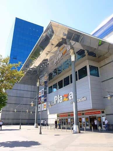 Exterior del Centro Comercial Plaza de la Estación con arquitectura contemporánea y letrero visible