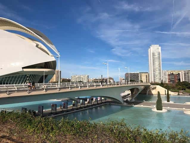 Vista panorámica del Puente de Monteolivete con el Palau de les Arts al fondo