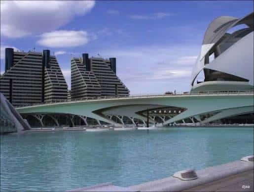 Puente de Monteolivete reflejado en las aguas del Parque de la Ciudad de las Artes y las Ciencias