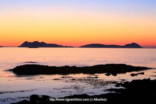 Vista panorámica del atardecer con las Islas Cíes al fondo desde la costa viguesa