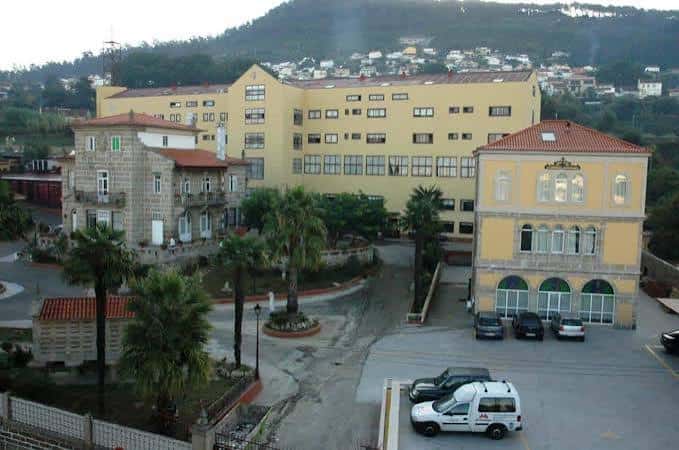 Vista aérea del complejo de la Fundación Santa Cruz en Vigo, mostrando sus edificios principales y entorno