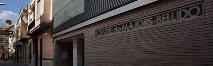 Fachada exterior del Centro de Mayores Bellido con letrero visible