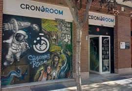 Fachada exterior de Cronoroom con mural colorido y entrada