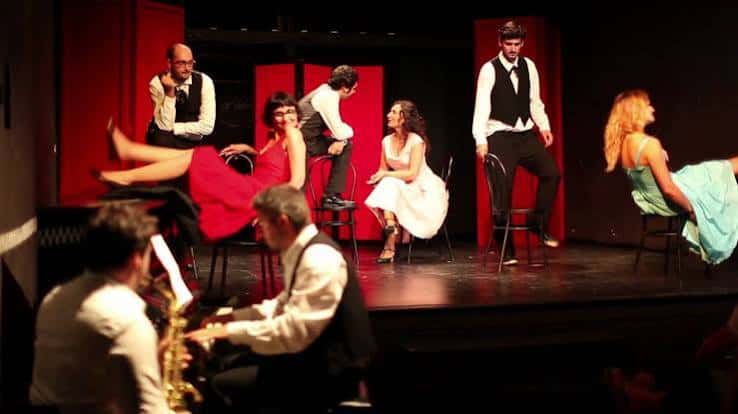 Escenario en uso durante una representación teatral con actores y músicos