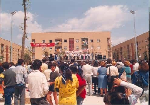 Vista de la Plaça del Barri d'Orcasitas con una multitud reunida para un evento cultural al aire libre