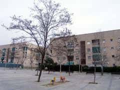 Plaza vacía y tranquila rodeada de edificios residenciales en El Prat