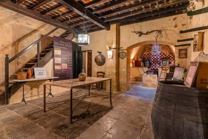 Sala de exposición histórica dentro de la bodega con decoración rústica