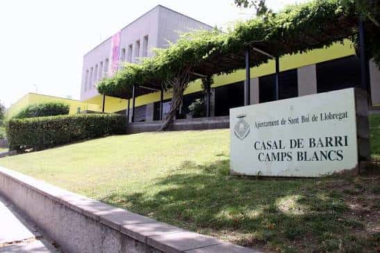 Vista exterior del Casal de Barri Camps Blancs con su letrero institucional