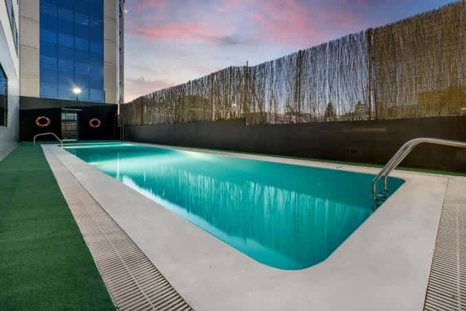 Piscina en la azotea con vista a la ciudad