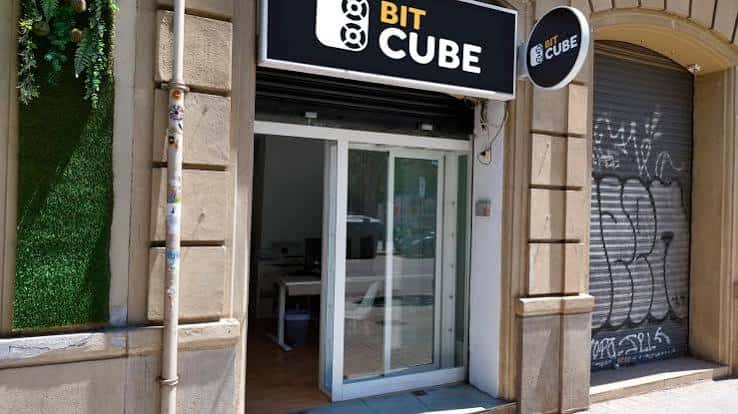 Fachada de Bitcube en la calle