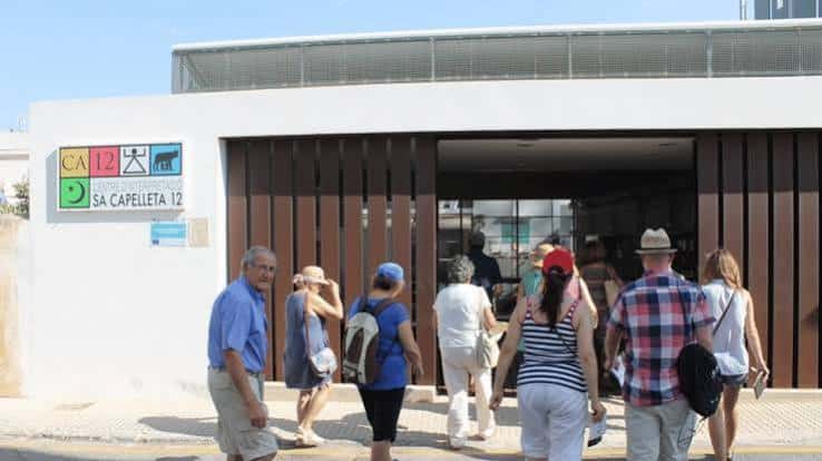 Entrada principal del Centro de Interpretación Sa Capelleta con visitantes