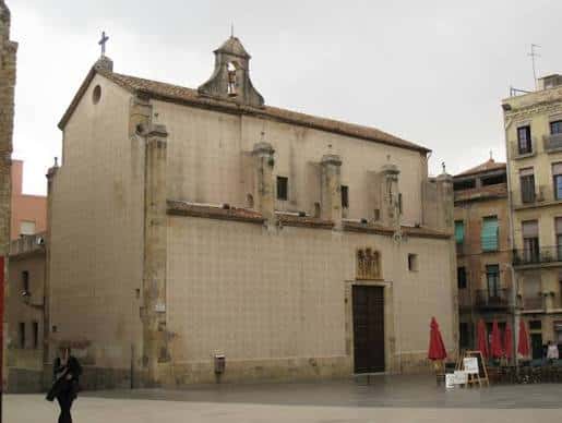 Fachada principal de la Església de Natzaret en la plaza
