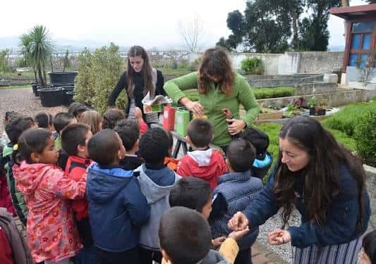 Taller educativo sobre reciclaje con niños en los jardines del centro