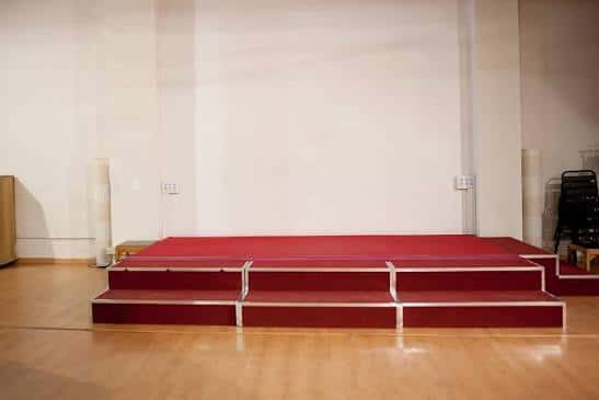 Escenario elevado con alfombra roja listo para eventos