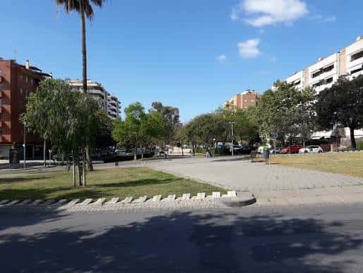 Vista panorámica de la Avinguda del Primer de Maig con edificios residenciales y zonas verdes