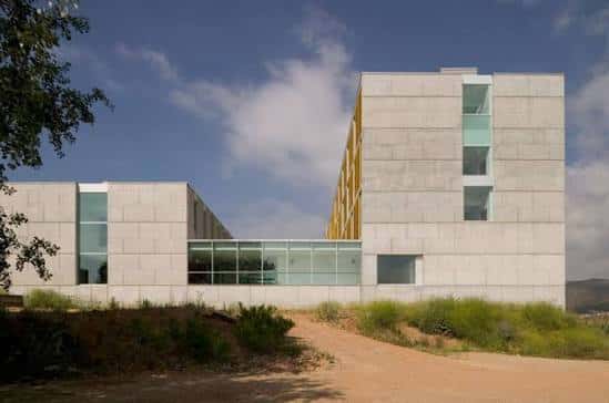 Fachada moderna del edificio con detalles arquitectónicos en hormigón y cristal