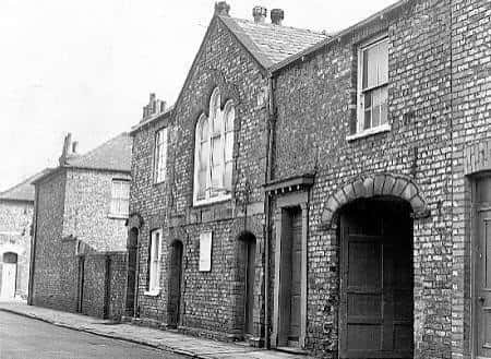Vista histórica de la fachada de ladrillo de James Street Chapel en York