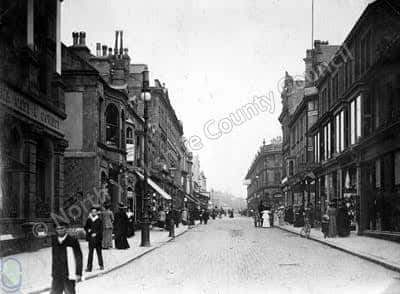 James Street en York durante el siglo XIX con edificios victorianos y peatones