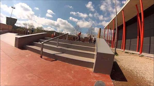 Escaleras con barandilla metálica en el skatepark bajo cielo azul