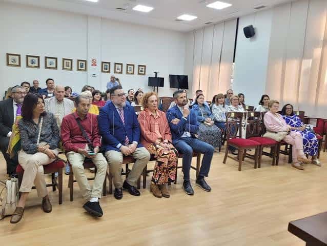 Audiencia sentada en el salón de actos durante un evento cultural