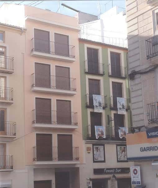 Fachadas de viviendas en Carrer del Mossèn Torregrosa con balcones y colores pastel