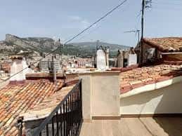 Vista desde terraza o balcón sobre tejados de Alcoy y montañas al fondo